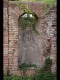 04473 ostia - regio i - insula xiv - terme del bagnino buticosus (i,xiv,8) - raum 4 - nische - blick ri sueden - 09-2023.jpg